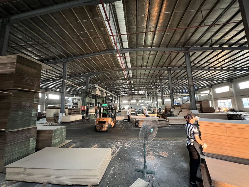 Dongguan Lingfeng Wood Industry Co., Ltd. linea di produzione del fabbricante