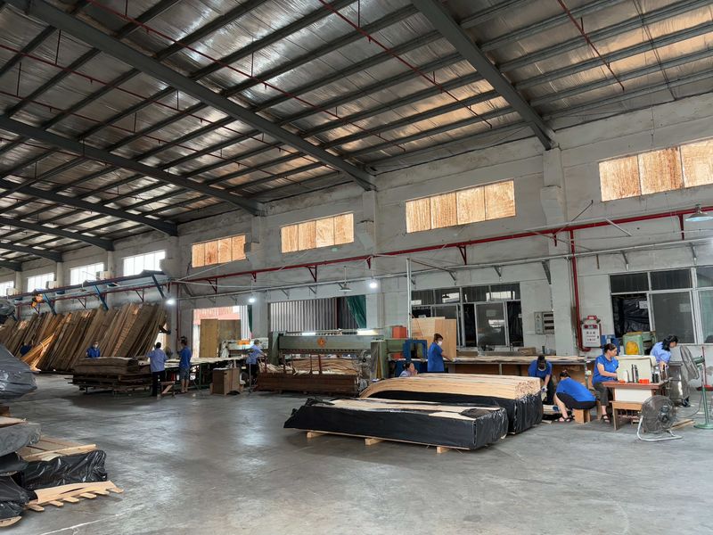Dongguan Lingfeng Wood Industry Co., Ltd. linea di produzione del fabbricante