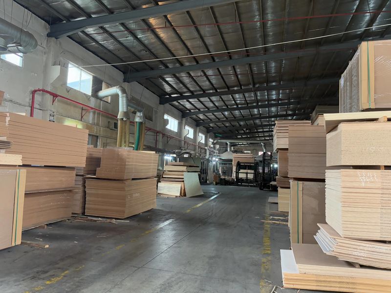Dongguan Lingfeng Wood Industry Co., Ltd. linea di produzione del fabbricante